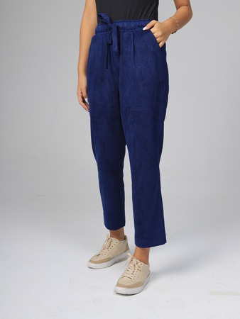 Вельветовая рубашка (удлиненная) и стильные брюки.