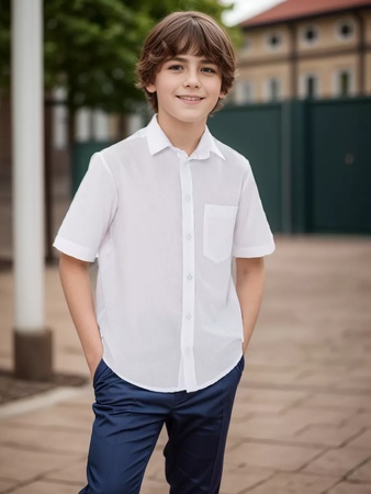 Рубашка для мальчика белая, с коротким рукавом.