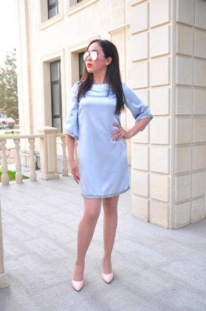 Taşlı saten mavi elbise, 3/4 kollu