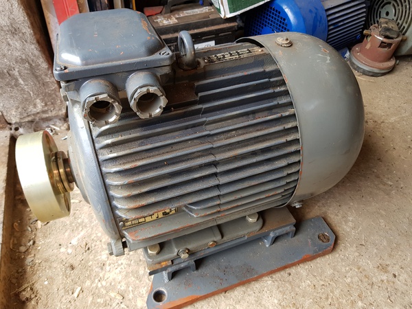 Electric motor 4AM132M8 / 4 5 / 7.5kW 720 / 1440rpm 380 v Russia two-speed