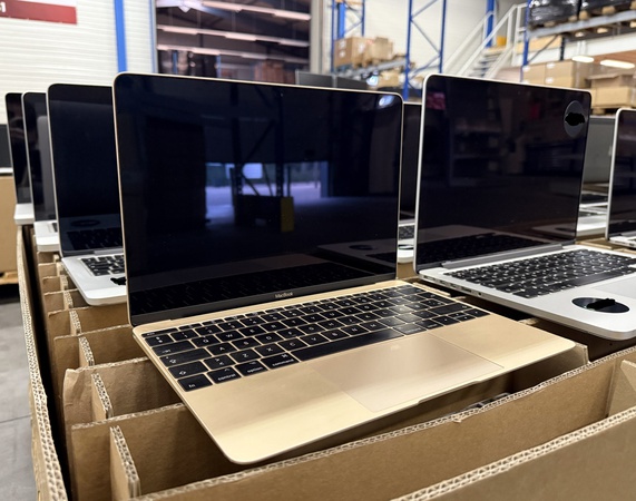 Apple Airmac laptops for sale in lot. 30 computers fully working order