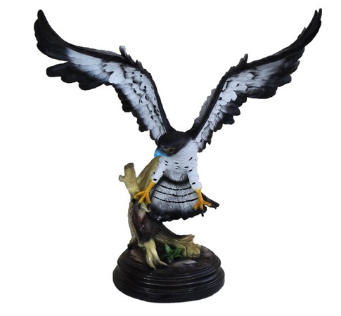 Mavi bir takoz üzerinde kartal