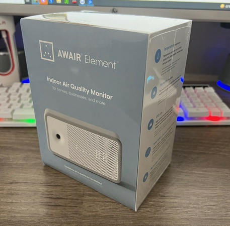 Awair Elemanı Kapalı Hava Kalitesi Monitörü PlanetWatch Kripto Madenci Elinde