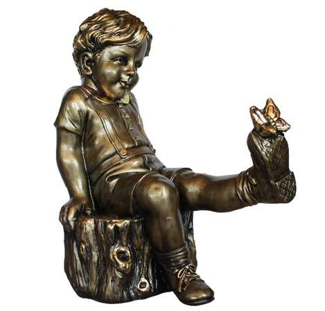 Мальчик на пне с бабочкой