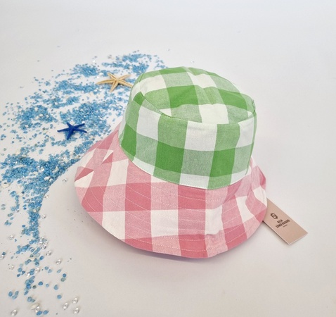 080046 Mix of beach hats+