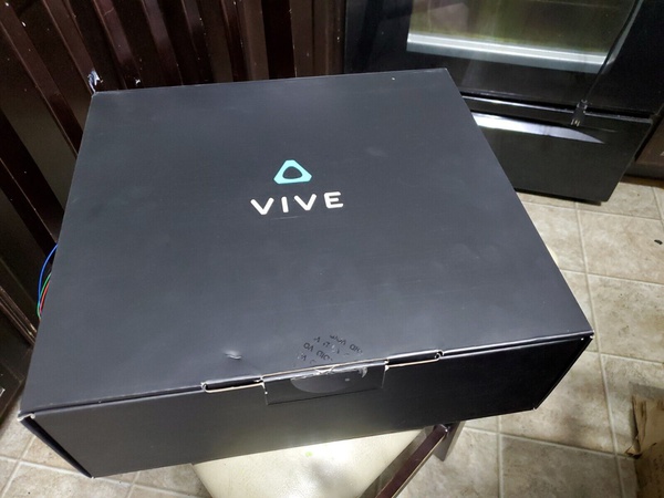 Практически новая гарнитура HTC VIVE Focus 3 с контроллерами