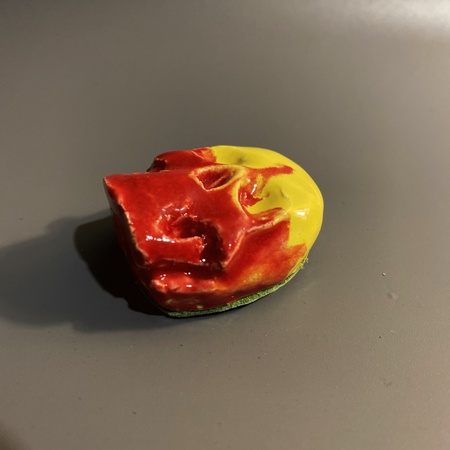 Броши керамические с черепами на фоне из натуральной кожи