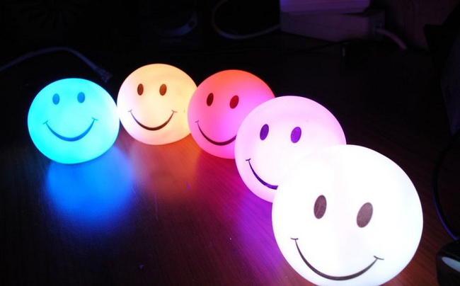 Mini lamba &quot;Gülen Yüz&quot; LED&#39;inin rengi değişiyor