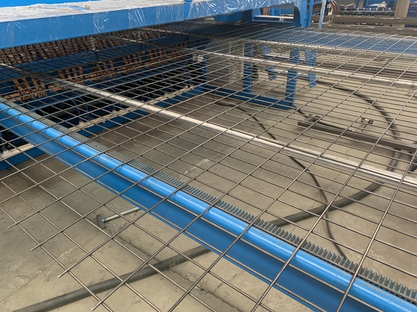 Станок для производства сварной огражденной сетки