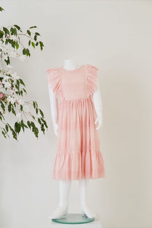 Кружевное платье без рукавов