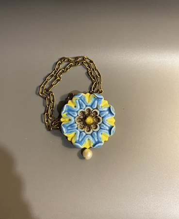 Yumuşak deri zemin üzerine doğal incili yuvarlak seramik sarkıt kolye.