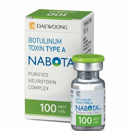 نابوتا - تم تصميم توكسين البوتولينوم من العلامة التجارية الكورية الجنوبية "دايوونج" لمحاربة "التجاعيد العميقة" (تجاعيد التعبير) والتجاعيد العميقة على الوجه ، وكذلك للقضاء على فرط التعرق (راحة اليد والإبط). هذا تناظري من "البوتوكس" الكلاسيكي ، الذي تن