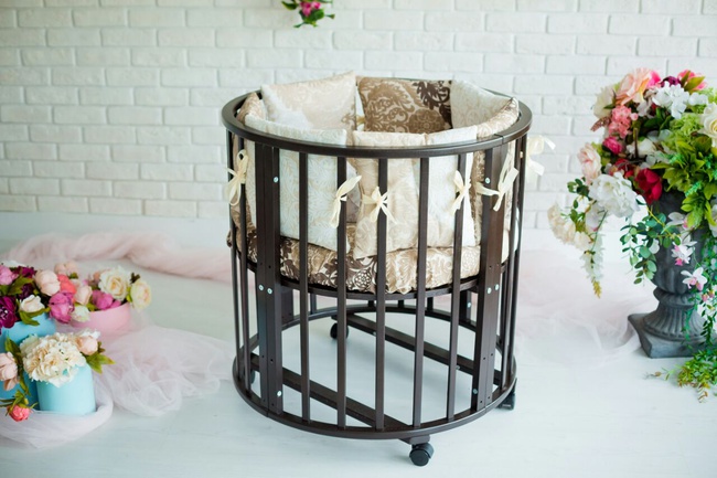 圆形变换床。 7合1婴儿床由桦木制成