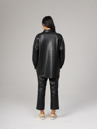 Deri gömlek ve şık pantolon