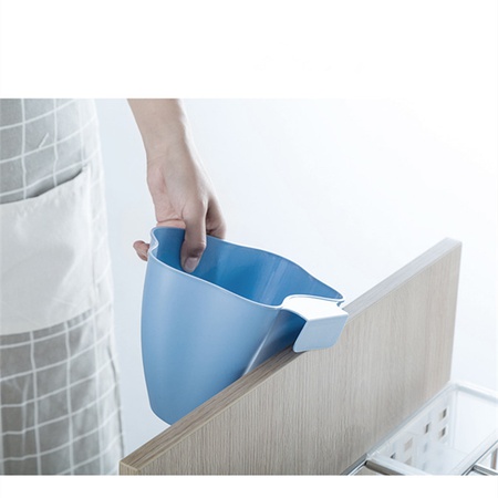 Dolap kapağına sabitlenmiş plastik çöp sepeti