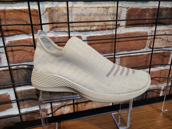 Women's sports shoes