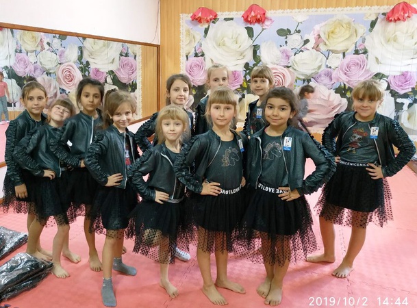 Костюмы для девочек ТРОЙКА с пышной юбкой ажур