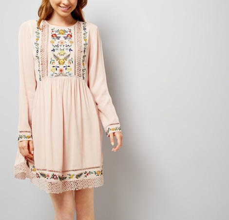 فستان نسائي أنيق مطرز