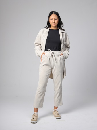 Вельветовая рубашка (удлиненная) и стильные брюки.