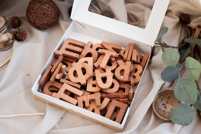 Mıknatıslar üzerindeki harfler kümesi &quot;Alfabe - 66&quot; ahşaptan yapılmıştır