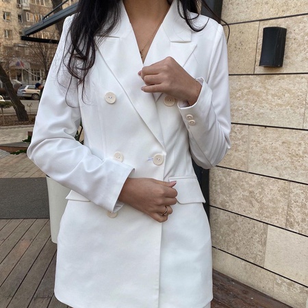 Приталенный женственный костюм