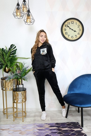 kadınlar için spor kostümleri