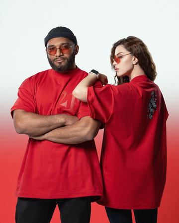 красная футболка