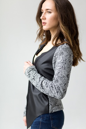 Deri ile genç hırka