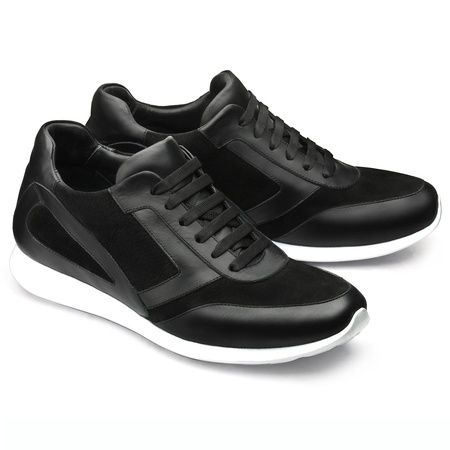 Beyaz tabanlı siyah spor ayakkabı