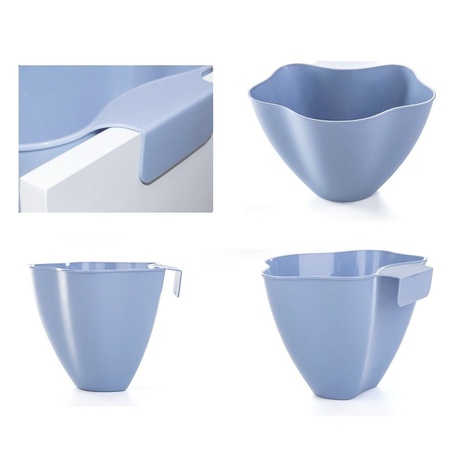 Dolap kapağına sabitlenmiş plastik çöp sepeti