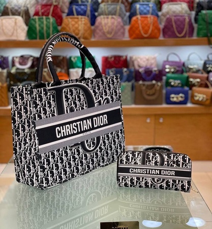 женская сумка бренда christian dior