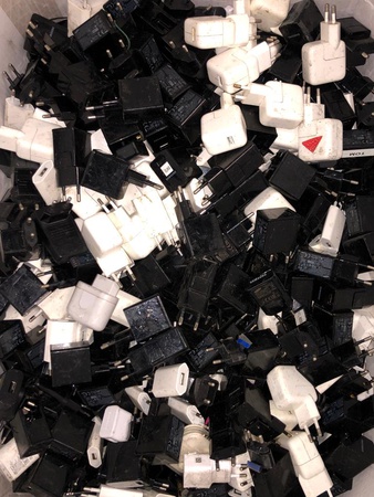 Продаются USB-зарядные устройства для телефонов Samsung Huawei Sony LG