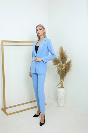 Women's classic suit. Art. 05
