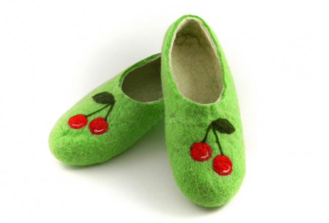 Войлочные тапочки «Вишенки»