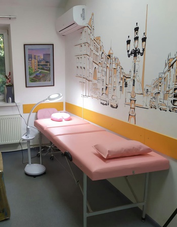 Кушетки, массажные столы.