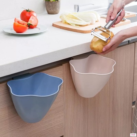 Dolap kapağına sabitlenmiş plastik çöp sepeti