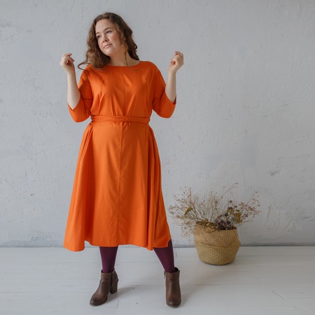 Платье с поясом лентой