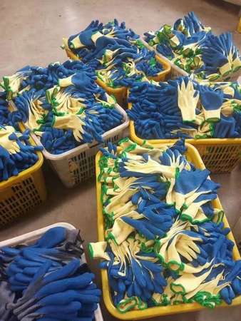 Nitrile and latex gloves / syringes in stock