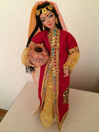 Orta Asya'nın ulusal kostümlerinde koleksiyonluk bebekler