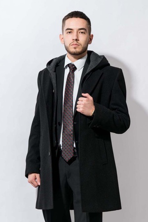 мужская одежда:  мужские костюмы, мужские пиджаки,  мужские брюки, мужские жилеты, мужские рубашки, мужские пальто и полупальто.