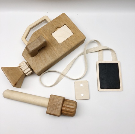 набор деревянная камера, микрофон и бейдж журналиста