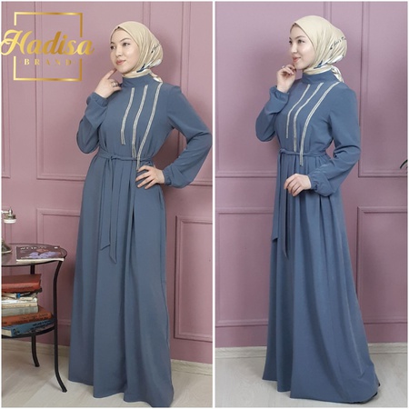 Платье трапеция, свободного покроя, украшена лентой из бисера, воротник-стойка