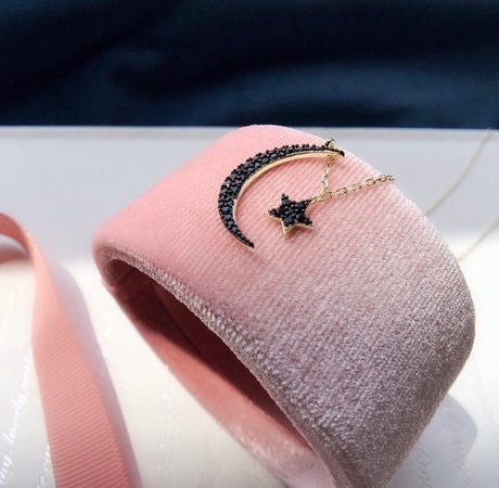 Колье с кулонами