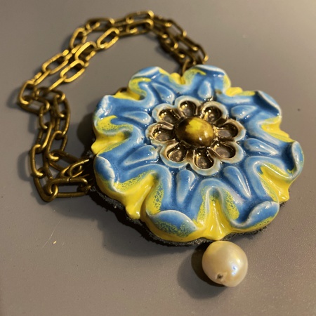 Yumuşak deri zemin üzerine doğal incili yuvarlak seramik sarkıt kolye.