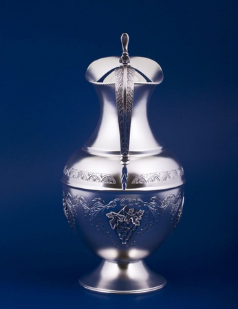 Серебряный кувшин "Виноградная лоза"