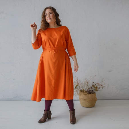 Платье с поясом лентой