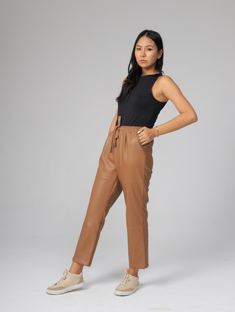 皮革衬衫和时尚的裤子