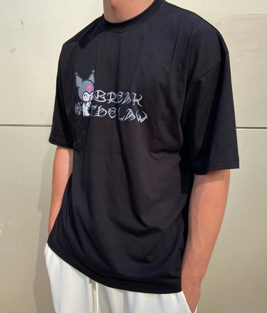 Чёрная оверсайз футболка с принтом