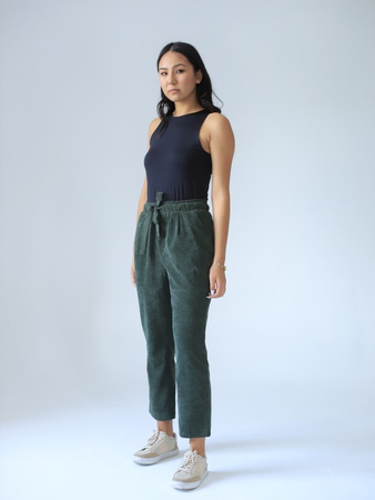 Вельветовая рубашка (удлиненная) и стильные брюки.