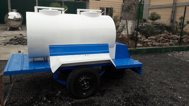 автоприцеп цистерна для пищевых жидкостей.